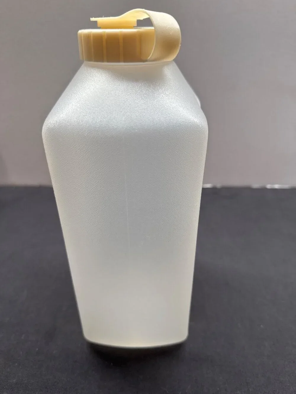 Rubbermaid Vintage Servin Saver 2-Quart Beverage Container Almond Flip-Top Lid D